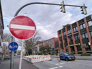 In der Schulstraße gilt in Höhe der Commerzbank eine Einbahnstraßenregelung. (Foto: Frank)
