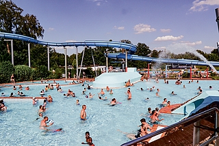 Ein Badeparadies mitten in Elmshorn: Im Freibad lässt sich der ganze Tag verbringen. (Foto: Strandmann/Archiv)