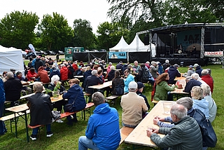 Mit Regenjacken sa'en die Zuschauer auf Bierbänken. Sie genossen den Jazz und die Geselligkeit. (Foto: Frank)
