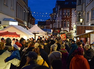 Dichtes Gedränge herrschte beim Weihnachtsmarkt am Sonnabend in der Reichenstraße. (Foto: Frank)
