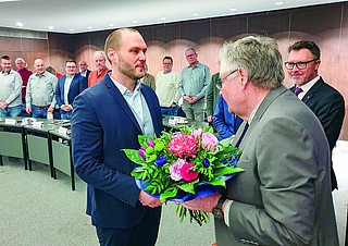 Blumen und gute Wünsche im Namen der Stadtverordneten gab es von Bürgervorsteher Andreas Hahn (re.) für Elmshorns designierten neuen 1. Stadtrat Michael Leeske.  (Foto: Strandmann)