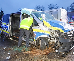 Die rechte Seite des Polizeifahrzeugs wurde erheblich beschädigt. (Foto: Florian Sprenger)