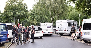 Auf dem Rastplatz Forst Rantzau reihen sich Vans, Camper und Autos von Wacken-Fans aneinander. (Foto: Frank)