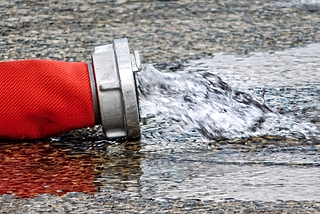 Ein Transporter stellte sich auf die Feuerwehrschläuche. (Symbolfoto: ysilonna/Pixabay)