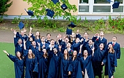 Freude an der Leibniz-Privatschule Elmshorn: Die Absolventen werfen ihre Hüte hoch. (Foto: Leibniz-Privatschule Elmshorn)