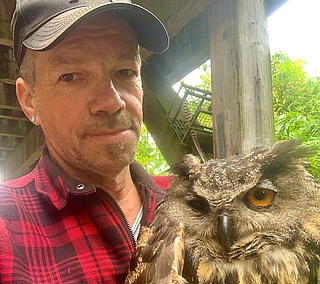 Christian Erdmann, Leiter der Wildtierstation in Klein Offenseth-Sparrieshoop, befürchtet, dass das Silvesterfeuerwerk bei Tieren wie diesem Uhu einen großen Stress auslöst. (Foto: Erdmann)