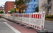 Gut eine Woche vor Beginn der Bauarbeiten wurden an der Feldstraße bereits Absperrbaken angeliefert. (Foto: Frank)