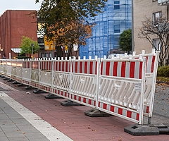 Gut eine Woche vor Beginn der Bauarbeiten wurden an der Feldstraße bereits Absperrbaken angeliefert. (Foto: Frank)