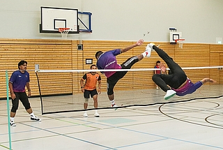 Bei der Sportart Sepak Takraw darf der Ball nicht mit allen Körperteilen außer den Händen geworfen werfen. (Foto: Spötta)