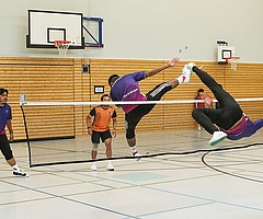 Bei der Sportart Sepak Takraw darf der Ball nicht mit allen Körperteilen außer den Händen geworfen werfen. (Foto: Spötta)