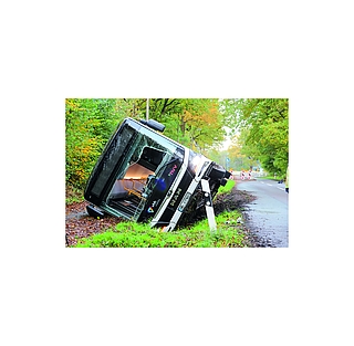 Der umgekippte Linienbus soll heute Vormittag geborgen werden. (Foto: Sprenger)