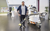 Malte Schmidt, Leiter des Elmshorner Baubetriebshofs, präsentiert den neuen Supersauger: Das Gerät ist mit einem Saugrüssel für Müll sowie einem kleinen Hochdruckreiniger ausgestattet. (Foto: Frank)