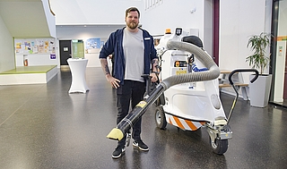 Malte Schmidt, Leiter des Elmshorner Baubetriebshofs, präsentiert den neuen Supersauger: Das Gerät ist mit einem Saugrüssel für Müll sowie einem kleinen Hochdruckreiniger ausgestattet. (Foto: Frank)