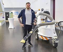 Malte Schmidt, Leiter des Elmshorner Baubetriebshofs, präsentiert den neuen Supersauger: Das Gerät ist mit einem Saugrüssel für Müll sowie einem kleinen Hochdruckreiniger ausgestattet. (Foto: Frank)