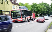Der Verkehr schlängelt sich um den defekten Bus an der Bushaltestelle Köhnholz-Süd herum. (Foto: Frank)