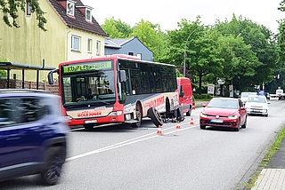 Der Verkehr schlängelt sich um den defekten Bus an der Bushaltestelle Köhnholz-Süd herum. (Foto: Frank)