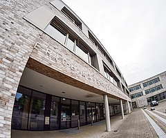 Es blieb beim Schreck: Die Polizei sieht keine Gefahr für die Erich Kästner Gemeinschaftsschule Elmshorn (KGSE). (Foto: Frank)