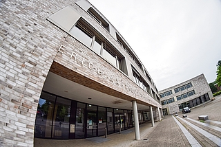 Es blieb beim Schreck: Die Polizei sieht keine Gefahr für die Erich Kästner Gemeinschaftsschule Elmshorn (KGSE). (Foto: Frank)