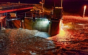Sturmflut am Krückau-Sperrwerk: In der Nacht zum 19. Februar 2022 sorgte das Orkantief „Zeynep“ für einen Wasserstand von 5,48 Metern in der Elbe. Normal ist ein Flut-Pegel von etwa 2 Metern. Das Foto entstand um 4.22 Uhr. (Foto: Thomas Beiersdorf/Stadt Elmshorn)