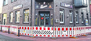 Baken sperren den Zugang zur „Nasowas“-Bar an der Ecke Mühlenstraße, Panjestraße ab. Ein Feuer richtete am Mittwoch in den frühen Morgenstunden erhebliche Schäden an. (Foto: Frank)