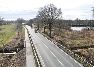Die etwa 150 Jahre alte Bilsbek-Brücke entlang der alten B5 soll saniert werden. (Foto: Julian Jenkel/GAB-Umweltservice)