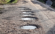 Diese und weitere Schlaglöcher klaffen im Bullendorfer Weg. (Foto: Frank)