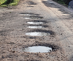 Diese und weitere Schlaglöcher klaffen im Bullendorfer Weg. (Foto: Frank)
