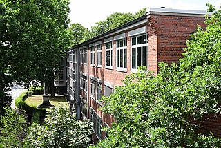 Die Polizei nahm den Verdächtigen auf dem Gelände der Bismarckschule in Elmshorn fest. (Foto: Frank)