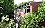 Die Polizei nahm den Verdächtigen auf dem Gelände der Bismarckschule in Elmshorn fest. (Foto: Frank)