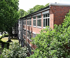 Die Polizei nahm den Verdächtigen auf dem Gelände der Bismarckschule in Elmshorn fest. (Foto: Frank)