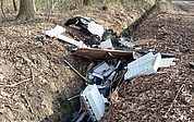 Dieser Unrat lag in Heist am Dowiesenweg, der von der Bundesstraße 431 abzweigt. (Foto: Polizeidirektion Bad Segeberg)