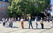 Schüler und andere Bürger tanzten vor der Drostei in Pinneberg. (Foto: Kreis Pinneberg)