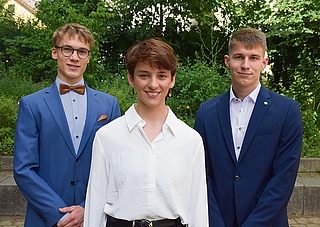 Die drei besten Abiturienten des Jahres am Ludwig-Meyn-Gymnasium: Kristian Kelting (links, Abi-Schnitt 1,1), Antonia Rastar und Philipp Niedermeier (jeweils 1,2). (Foto: Frank)