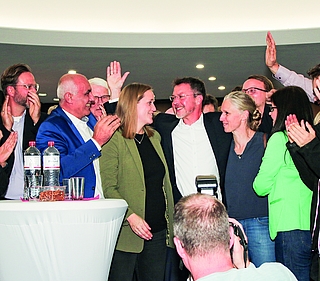 Jubel bei Erik Sachse (Mitte) im Kreise seiner Anhänger: Mit Wirkung zum 1. Januar 2026 übernimmt der Leiter der Beruflichen Schule Elmshorn das Amt des Elmshorner Oberbürgermeisters. (Foto: Strandmann)