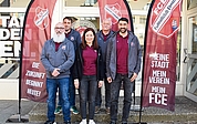 Wollen in den nächsten zehn Jahren mit dem FC Elmshorn von der Bezirkliga in die Bundesliga aufsteigen: Sportdirektor Jörn Maier (von links), Vizepräsident Torben Semmelhaack, Sylvia Nowak, Direktorin Kultur & Mentale Stärke, Präsident Uwe Wölm und Trainer Seyhmus Atug. (Foto: Frank)