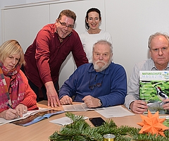 Arbeitssitzung kurz vor Weihnachten: Petra Maruska (von links), Thomas Bülck, Jürgen Prahl Helga Dilchert und Roland Dilchert wollen sich künftig in der Naturschutzinitiative engagieren. (Foto: Frank)