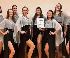 Die Teens traten zum ersten Mal bei „Jugend tanzt“ in Neumünster an und gelangten gleich auf den 3. Platz. (Foto: Cat Dance Company)