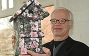 Friedel Anderson mit Vogelhaus