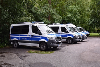 Mannschaftswagen der Polizei auf einem Parkplatz in Elmshorn. (Foto: Frank)