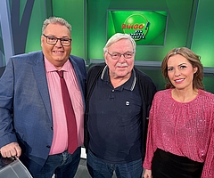 Strahlende Gesichter bei der Umweltlotterie BINGO!: Moderator Michael Thürnau (von links), Erwin aus Glückstadt und Moderatorin Jule Gölsdorf. (Foto: Carina Niemeyer, Büro Michael Thürnau)