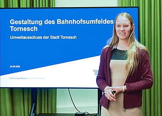 Sylvia Birrong von der Nah.SH warb im Tornescher Umweltausschuss dafür, dass die Stadt frühzeitig in die Planung des Bahnhofsumfelds einsteigt. (Foto: Frank)