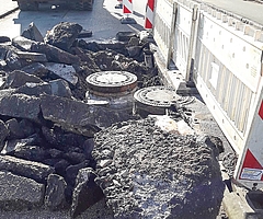 Der beschädigte Schmutzwasserschacht (links im Bild) liegt in der Fahrbahn der B431 in Richtung Uetersen. Fast in der Mitte der Straße  verläuft ein Niederschlagswasserschacht (rechts im Bild), der für die Reparaturarbeiten entfernt werden muss. (Foto: AZV Südholstein)