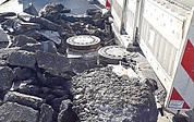 Der beschädigte Schmutzwasserschacht (links im Bild) liegt in der Fahrbahn der B431 in Richtung Uetersen. Fast in der Mitte der Straße  verläuft ein Niederschlagswasserschacht (rechts im Bild), der für die Reparaturarbeiten entfernt werden muss. (Foto: AZV Südholstein)