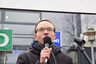 Björn Hildebrand aus der Fridays-For-Future-Gruppe Elmshorn berichtet, dass die Demo-Organisatoren eine Beschwerde gegen die Entscheidung des Verwaltungsgerichts einlegen wollen. (Archiv: Frank)