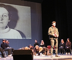 An Cato Bontjes van Beek, die für ihre Widerstandstätigkeit von den Nationalsozialisten hingerichtet wurde, erinnerten die Schülerinnen und Schüler der Erich Kästner Gemeinschaftsschule. (Foto: Torben Hinz, Stadt Elmshorn)