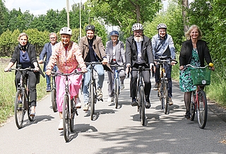 Da strahlten sie noch Zuversicht aus: 2023 schlossen der Halstenbeker Bürgermeister Jan Krohn (2. von links), Hamburger Verkehrssenator Anjes Tjarks (4. von links), Landrätin Elfi Heesch (5. von links), der schleswig-holsteinische Verkehrsminister Claus Ruhe Madsen (6. von links) und die damalige Pinneberger Bürgermeister Urte Steinberg ein Trassenbündnis für die Strecke Pinneberg-Halstenbek-Hamburg. (Foto: Strandmann)