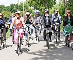 Da strahlten sie noch Zuversicht aus: 2023 schlossen der Halstenbeker Bürgermeister Jan Krohn (2. von links), Hamburger Verkehrssenator Anjes Tjarks (4. von links), Landrätin Elfi Heesch (5. von links), der schleswig-holsteinische Verkehrsminister Claus Ruhe Madsen (6. von links) und die damalige Pinneberger Bürgermeister Urte Steinberg ein Trassenbündnis für die Strecke Pinneberg-Halstenbek-Hamburg. (Foto: Strandmann)