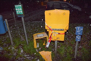 Dieser Briefkasten der Deutschen Post in Uetersen an der Ecke Eichenweg, Gerhart-Hauptmann-Straße wurde zerstört. (Foto: Frank)