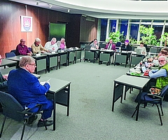 Prof. Dr. Klaus Pannen (vorn) stellte den Mitgliedern des Kulturausschusses vor, wie die Einrichtung gerettet werden könnte. (Foto: Strandmann)