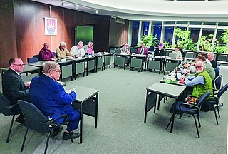 Prof. Dr. Klaus Pannen (vorn) stellte den Mitgliedern des Kulturausschusses vor, wie die Einrichtung gerettet werden könnte. (Foto: Strandmann)